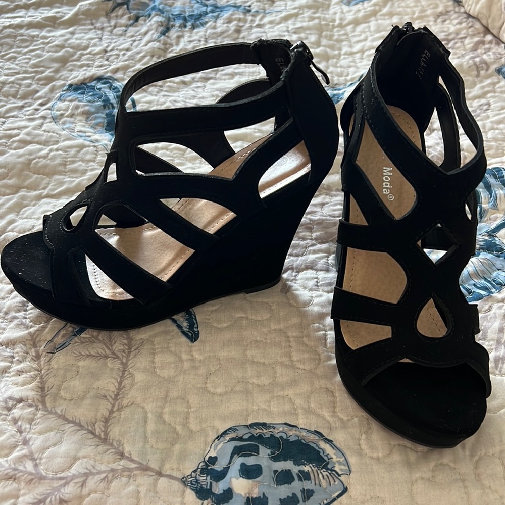 Top Moda size 6 wedge. Black